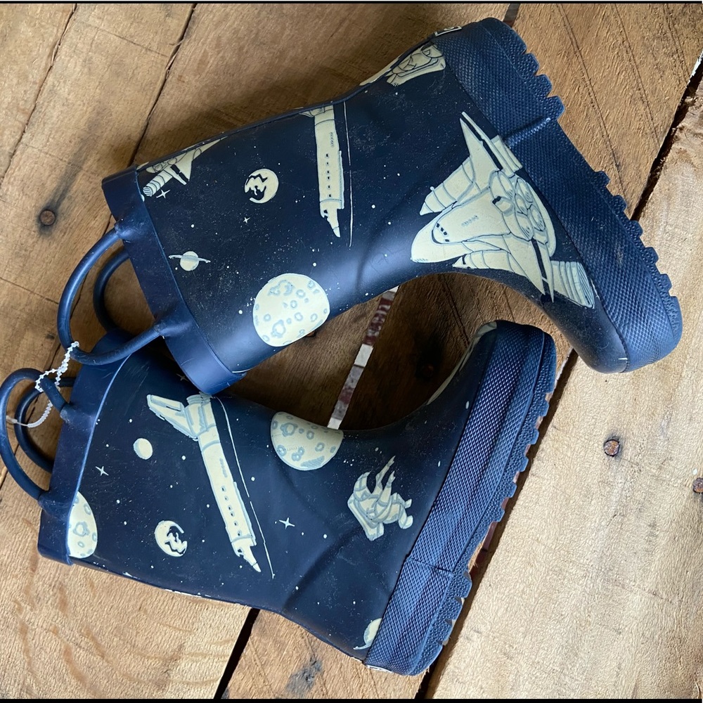 Carter’s rain boots. Size 6